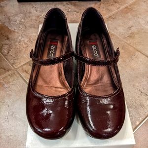Stunning Ecco women size 7 flats in burgundy patent leather